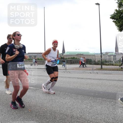 29.06.2025 - hella hamburg halbmarathon Lena Gebhardt http://msf.ph/oto/8272485 29.06.2025 10:46:21 Lombardsbrücke 1004, 1429, 1465, 1532, 1608, 1837, 1867, 1868, 2398, 2423, 2500, 2697, 2773, 2813, 2951, 2954, 3410, 3469, 4119, 4223, 4355, 4448, 4572, 4604, 5697, 5703, 5769, 5770, 5854, 5892, 6068, 6124, 6161, 6333, 6392, 7303, 7364, 7368, 7374, 7605, 7767, 7894, 7960, 7983, 8047, 8477, 8551, 8700, 9120, 9121, 9129, 9337, 9426, 9445, 9691, 10153, 10230, 11358, 11361, 11876, 11910, 12298, 12333, 12507, 12522, 13969, 14261, 15852, 16882 meine-sportfotos.de
