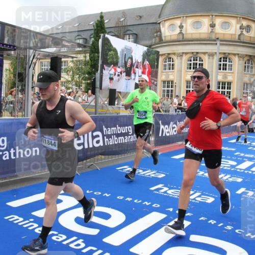 29.06.2025 - hella hamburg halbmarathon Michael Strokosch http://msf.ph/oto/8272509 29.06.2025 10:53:26 Ziel 1683, 1727, 2074, 2354, 4065, 6198, 6629, 6942, 7312, 8651, 11844, 12490, 13997, 15681, 15838, 18134, 18901 meine-sportfotos.de