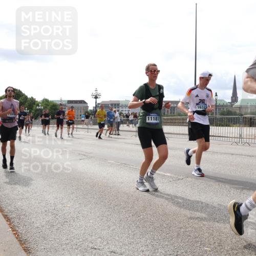 29.06.2025 - hella hamburg halbmarathon Lena Gebhardt http://msf.ph/oto/8272571 29.06.2025 10:20:03 Lombardsbrücke 13910, 11181, 16322, 13002, 1110, 1115, 1154, 1534, 2064, 2357, 2405, 2441, 2918, 3278, 3434, 3678, 3842, 4108, 4110, 4170, 4539, 4562, 4570, 4585, 4614, 4737, 4739, 5251, 5397, 5556, 5659, 5811, 5812, 5878, 5937, 6444, 6796, 6797, 6872, 6874, 7018, 7101, 7137, 7248, 7249, 7519, 7739, 7744, 7808, 7836, 7917, 8025, 8146, 8387, 8427, 8462, 8738, 9136, 9196, 9735, 9873, 10349, 10414, 10540, 10550, 10594, 10595, 10622, 10701, 10754, 11028, 11036 meine-sportfotos.de