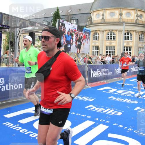29.06.2025 - hella hamburg halbmarathon Michael Strokosch http://msf.ph/oto/8272585 29.06.2025 10:53:27 Ziel 1683, 1727, 2354, 4065, 6198, 6629, 6942, 8651, 11844, 12490, 13912, 13997, 15681, 15838, 18134, 18901 meine-sportfotos.de