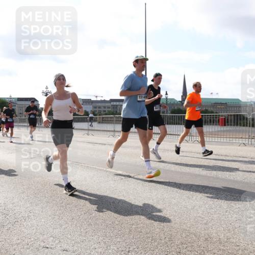 29.06.2025 - hella hamburg halbmarathon Lena Gebhardt http://msf.ph/oto/8272595 29.06.2025 09:57:38 Lombardsbrücke 3999, 6374, 15146, 8413, 1791, 1030, 1086, 1094, 1193, 1320, 1321, 1327, 1422, 1442, 1563, 1870, 2119, 2252, 2444, 2448, 2488, 2595, 2814, 2855, 2946, 3048, 3058, 3096, 3103, 3114, 3698, 3999, 4261, 4299, 4379, 4558, 4986, 5013, 5018, 5021, 5024, 5032, 5305, 5633, 5744, 5775, 5820, 5907, 6125, 6355, 6356, 6374, 6569, 6585, 6628, 6720, 6762, 6776, 6795, 6942, 7134, 7221, 7259, 7397, 7478, 7594, 7646, 7742, 7930, 7932, 7952, 7973, 7976, 9316, 10191 meine-sportfotos.de