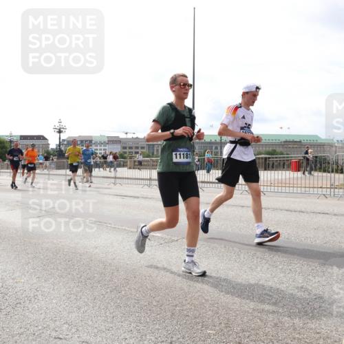 29.06.2025 - hella hamburg halbmarathon Lena Gebhardt http://msf.ph/oto/8272635 29.06.2025 10:20:03 Lombardsbrücke 13910, 11181, 1110, 1115, 1154, 1534, 2064, 2357, 2405, 2441, 2918, 3278, 3434, 3678, 3842, 4108, 4110, 4170, 4539, 4562, 4570, 4585, 4614, 4737, 4739, 5251, 5397, 5556, 5659, 5811, 5812, 5878, 5937, 6444, 6796, 6797, 6872, 6874, 7018, 7101, 7137, 7248, 7249, 7519, 7739, 7744, 7808, 7836, 7917, 8025, 8146, 8387, 8427, 8462, 8738, 9136, 9196, 9735, 9873, 10349, 10414, 10540, 10550, 10594, 10595, 10622, 10701, 10754, 11028, 11036 meine-sportfotos.de