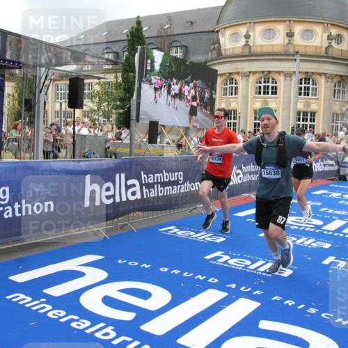 29.06.2025 - hella hamburg halbmarathon Michael Strokosch http://msf.ph/oto/8272648 29.06.2025 10:53:28 Ziel 1683, 1727, 2354, 4065, 6198, 6629, 6942, 8651, 11068, 11844, 12490, 12909, 13912, 13997, 15838, 18134 meine-sportfotos.de