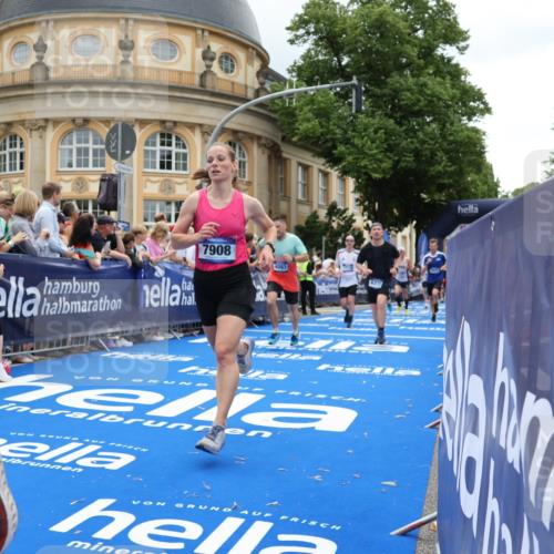 29.06.2025 - hella hamburg halbmarathon Strokosch-Dieckow http://msf.ph/oto/8272676 29.06.2025 10:47:10 Ziel 1460, 2623, 4093, 5472, 6134, 6168, 6373, 6700, 6716, 7480, 7908, 10208, 10211, 12579, 13007, 13672, 15684, 16286, 17718, 17915, 18856 meine-sportfotos.de