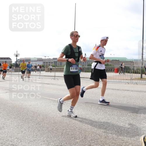 29.06.2025 - hella hamburg halbmarathon Lena Gebhardt http://msf.ph/oto/8272707 29.06.2025 10:20:03 Lombardsbrücke 13910, 11181, 16322, 1110, 1115, 1154, 1534, 2064, 2357, 2405, 2441, 2918, 3278, 3434, 3678, 3842, 4108, 4110, 4170, 4539, 4562, 4570, 4585, 4614, 4737, 4739, 5251, 5397, 5556, 5659, 5811, 5812, 5878, 5937, 6444, 6796, 6797, 6872, 6874, 7018, 7101, 7137, 7248, 7249, 7519, 7739, 7744, 7808, 7836, 7917, 8025, 8146, 8387, 8427, 8462, 8738, 9136, 9196, 9735, 9873, 10349, 10414, 10540, 10550, 10594, 10595, 10622, 10701, 10754, 11028, 11036 meine-sportfotos.de