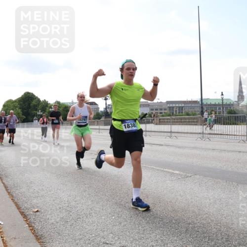 29.06.2025 - hella hamburg halbmarathon Lena Gebhardt http://msf.ph/oto/8272709 29.06.2025 10:11:25 Lombardsbrücke 1531, 1723, 1866, 2868, 3837, 4287, 5254, 5653, 7271, 7370, 8115, 8171, 8206, 8207, 8368, 8561, 8807, 8810, 9119, 10196, 10372, 10428, 11149, 11321, 11755, 12286, 12556, 12571, 12790, 12836, 13203, 13603, 13939, 14008, 14022, 14149, 15009, 15252, 15797, 15908, 15945, 16383, 17080, 17142, 17500, 17787, 17866, 18278, 18382, 19172, 19241 meine-sportfotos.de