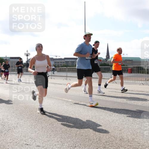 29.06.2025 - hella hamburg halbmarathon Lena Gebhardt http://msf.ph/oto/8272714 29.06.2025 09:57:38 Lombardsbrücke 3999, 6374, 841, 1030, 1086, 1094, 1193, 1320, 1321, 1327, 1422, 1442, 1563, 1870, 2119, 2252, 2444, 2448, 2488, 2595, 2814, 2855, 2946, 3048, 3058, 3096, 3103, 3114, 3698, 3999, 4261, 4299, 4379, 4558, 4986, 5013, 5018, 5021, 5024, 5032, 5305, 5633, 5744, 5775, 5820, 5907, 6125, 6355, 6356, 6374, 6569, 6585, 6628, 6720, 6762, 6776, 6795, 6942, 7134, 7221, 7259, 7397, 7478, 7594, 7646, 7742, 7930, 7932, 7952, 7973, 7976, 9316, 10191 meine-sportfotos.de