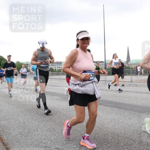 29.06.2025 - hella hamburg halbmarathon Lena Gebhardt http://msf.ph/oto/8272976 29.06.2025 10:54:26 Lombardsbrücke 4655, 7676, 16522, 7498, 1198, 1263, 1762, 1779, 1789, 1822, 1949, 2084, 2244, 2532, 2586, 2600, 2761, 2854, 3079, 3187, 3188, 3249, 3364, 3465, 3467, 3557, 3761, 3795, 3857, 4323, 4685, 4720, 4838, 4971, 5157, 5185, 5216, 5309, 5514, 5804, 5817, 5898, 5933, 5993, 6023, 6279, 6468, 6583, 6982, 6987, 6988, 7498, 7670, 7874, 7946, 7986, 8801, 8803, 8867, 9130, 9138, 9203, 9521, 10207, 10331, 10471, 11033, 11287, 11354, 11567, 11569, 11785, 12930, 13272 meine-sportfotos.de