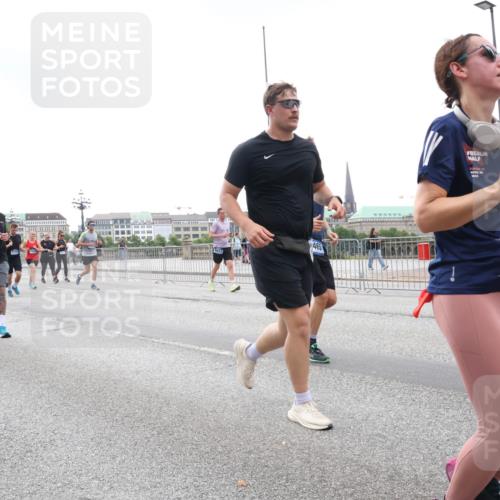 29.06.2025 - hella hamburg halbmarathon Lena Gebhardt http://msf.ph/oto/8273031 29.06.2025 10:46:22 Lombardsbrücke 1004, 1429, 1465, 1532, 1608, 1837, 1867, 1868, 2398, 2423, 2500, 2697, 2773, 2813, 2951, 3410, 3469, 4119, 4223, 4355, 4448, 4604, 5697, 5703, 5769, 5770, 5854, 5892, 6068, 6124, 6161, 6333, 6392, 7303, 7364, 7368, 7374, 7605, 7767, 7894, 7960, 7983, 8047, 8477, 8551, 8700, 9120, 9121, 9129, 9337, 9426, 9445, 9691, 10153, 10230, 11358, 11361, 11876, 11910, 12298, 12333, 12507, 12522, 13969, 14261, 15852, 16882 meine-sportfotos.de
