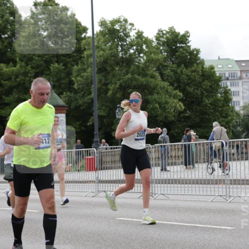 29.06.2025 - hella hamburg halbmarathon Jannik Wohlers http://msf.ph/oto/8273103 29.06.2025 10:34:06 Lombardsbrücke 1025, 1672, 2023, 2412, 2510, 2511, 2801, 3420, 4540, 4824, 4826, 5609, 6034, 6105, 6171, 6329, 6571, 6574, 6843, 7386, 7644, 7733, 8705, 8965, 9164, 9379, 9448, 10335, 10564, 10674, 11872, 12164, 13747, 13957, 14854, 14855, 14918, 16238, 16311, 16390, 16682, 16919, 17230, 17650, 18158, 18941 meine-sportfotos.de