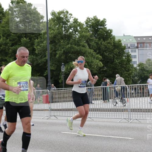 29.06.2025 - hella hamburg halbmarathon Jannik Wohlers http://msf.ph/oto/8273180 29.06.2025 10:34:06 Lombardsbrücke 1025, 1672, 2023, 2412, 2510, 2511, 2801, 3420, 4540, 4824, 4826, 5609, 6034, 6105, 6171, 6329, 6571, 6574, 6843, 7386, 7644, 7733, 8705, 8965, 9164, 9379, 9448, 10335, 10564, 10674, 11872, 12164, 13747, 13957, 14854, 14855, 14918, 16238, 16311, 16390, 16682, 16919, 17230, 17650, 18158, 18941 meine-sportfotos.de