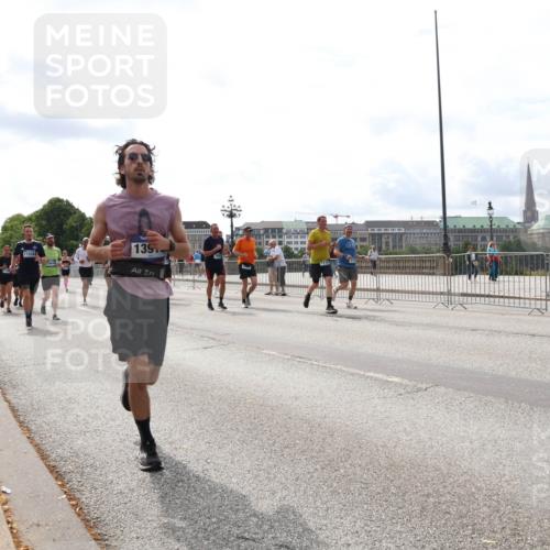29.06.2025 - hella hamburg halbmarathon Lena Gebhardt http://msf.ph/oto/8273182 29.06.2025 10:20:04 Lombardsbrücke 11028, 135, 1046, 1069, 1110, 1115, 1154, 1534, 2064, 2357, 2405, 2441, 2918, 3278, 3434, 3678, 3842, 4108, 4110, 4170, 4539, 4562, 4570, 4585, 4614, 4737, 4739, 5251, 5397, 5556, 5659, 5811, 5812, 5831, 5878, 5937, 6444, 6796, 6797, 6872, 6874, 7018, 7101, 7137, 7248, 7249, 7519, 7739, 7744, 7808, 7836, 7917, 8025, 8146, 8387, 8427, 8462, 8738, 9136, 9196, 9735, 9873, 10349, 10414, 10540, 10550, 10594, 10595, 10622, 10701, 10754, 11028, 11036 meine-sportfotos.de