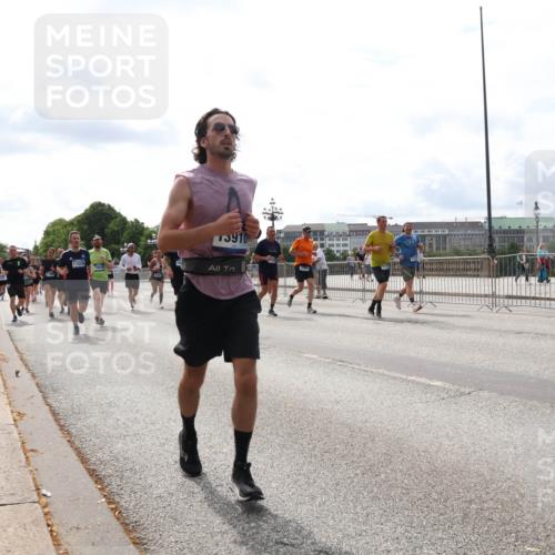 29.06.2025 - hella hamburg halbmarathon Lena Gebhardt http://msf.ph/oto/8273231 29.06.2025 10:20:05 Lombardsbrücke 11028, 3910, 1046, 1069, 1110, 1115, 1154, 1474, 2064, 2357, 2405, 2441, 2918, 3278, 3434, 3678, 3842, 4108, 4110, 4170, 4539, 4562, 4570, 4585, 4614, 4737, 4739, 5251, 5397, 5556, 5659, 5811, 5812, 5831, 5878, 5937, 6796, 6797, 6872, 6874, 7018, 7101, 7137, 7248, 7249, 7519, 7739, 7744, 7808, 7836, 7917, 8025, 8146, 8387, 8427, 8462, 8738, 9136, 9196, 9735, 9873, 10349, 10414, 10550, 10594, 10595, 10622, 10701, 10754, 11028, 11036 meine-sportfotos.de