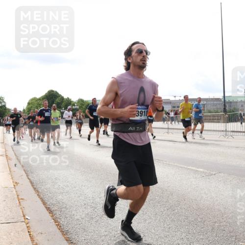 29.06.2025 - hella hamburg halbmarathon Lena Gebhardt http://msf.ph/oto/8273275 29.06.2025 10:20:05 Lombardsbrücke 11028, 3910, 1046, 1069, 1110, 1115, 1154, 1474, 2064, 2357, 2405, 2441, 2918, 3278, 3434, 3678, 3842, 4108, 4110, 4170, 4539, 4562, 4570, 4585, 4614, 4737, 4739, 5251, 5397, 5556, 5659, 5811, 5812, 5831, 5878, 5937, 6796, 6797, 6872, 6874, 7018, 7101, 7137, 7248, 7249, 7519, 7739, 7744, 7808, 7836, 7917, 8025, 8146, 8387, 8427, 8462, 8738, 9136, 9196, 9735, 9873, 10349, 10414, 10550, 10594, 10595, 10622, 10701, 10754, 11028, 11036 meine-sportfotos.de
