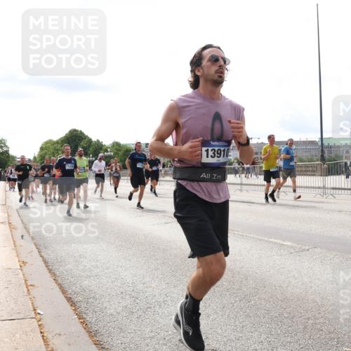 29.06.2025 - hella hamburg halbmarathon Lena Gebhardt http://msf.ph/oto/8273318 29.06.2025 10:20:05 Lombardsbrücke 11028, 13910, 1046, 1069, 1110, 1115, 1154, 1474, 2064, 2357, 2405, 2441, 2918, 3278, 3434, 3678, 3842, 4108, 4110, 4170, 4539, 4562, 4570, 4585, 4614, 4737, 4739, 5251, 5397, 5556, 5659, 5811, 5812, 5831, 5878, 5937, 6796, 6797, 6872, 6874, 7018, 7101, 7137, 7248, 7249, 7519, 7739, 7744, 7808, 7836, 7917, 8025, 8146, 8387, 8427, 8462, 8738, 9136, 9196, 9735, 9873, 10349, 10414, 10550, 10594, 10595, 10622, 10701, 10754, 11028, 11036 meine-sportfotos.de