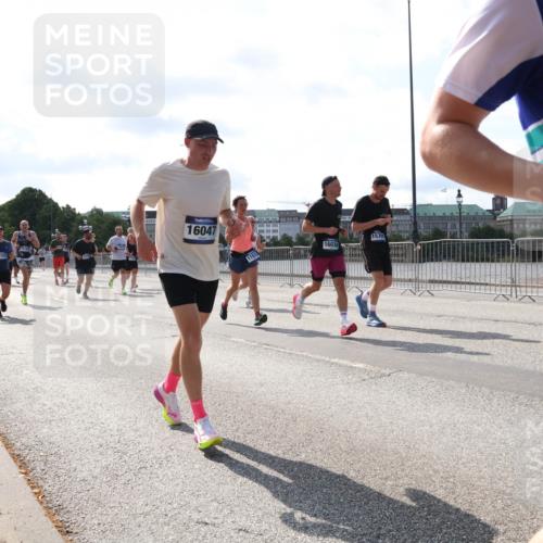 29.06.2025 - hella hamburg halbmarathon Lena Gebhardt http://msf.ph/oto/8273345 29.06.2025 09:57:40 Lombardsbrücke 13750, 16047, 1151, 16039, 1030, 1086, 1094, 1193, 1320, 1321, 1327, 1422, 1442, 1563, 1870, 2119, 2252, 2444, 2448, 2488, 2595, 2814, 2855, 2946, 3048, 3058, 3096, 3103, 3114, 3698, 3999, 4261, 4299, 4379, 4558, 4986, 5013, 5018, 5021, 5024, 5032, 5305, 5633, 5775, 5820, 5907, 6125, 6355, 6356, 6374, 6569, 6585, 6628, 6720, 6762, 6776, 6795, 6942, 7134, 7221, 7397, 7478, 7594, 7646, 7742, 7930, 7932, 7952, 7973, 7976, 9316, 10191 meine-sportfotos.de