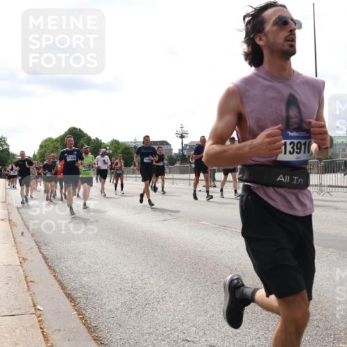 29.06.2025 - hella hamburg halbmarathon Lena Gebhardt http://msf.ph/oto/8273365 29.06.2025 10:20:05 Lombardsbrücke 11028, 13910, 1046, 1069, 1110, 1115, 1154, 1474, 2064, 2357, 2405, 2441, 2918, 3278, 3434, 3678, 3842, 4108, 4110, 4170, 4539, 4562, 4570, 4585, 4614, 4737, 4739, 5251, 5397, 5556, 5659, 5811, 5812, 5831, 5878, 5937, 6796, 6797, 6872, 6874, 7018, 7101, 7137, 7248, 7249, 7519, 7739, 7744, 7808, 7836, 7917, 8025, 8146, 8387, 8427, 8462, 8738, 9136, 9196, 9735, 9873, 10349, 10414, 10550, 10594, 10595, 10622, 10701, 10754, 11028, 11036 meine-sportfotos.de