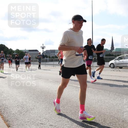 29.06.2025 - hella hamburg halbmarathon Lena Gebhardt http://msf.ph/oto/8273386 29.06.2025 09:57:40 Lombardsbrücke 13750, 16039, 1030, 1086, 1094, 1193, 1320, 1321, 1327, 1422, 1442, 1563, 1870, 2119, 2252, 2444, 2448, 2488, 2595, 2814, 2855, 2946, 3048, 3058, 3096, 3103, 3114, 3698, 3999, 4261, 4299, 4379, 4558, 4986, 5013, 5018, 5021, 5024, 5032, 5305, 5633, 5775, 5820, 5907, 6125, 6355, 6356, 6374, 6569, 6585, 6628, 6720, 6762, 6776, 6795, 6942, 7134, 7221, 7397, 7478, 7594, 7646, 7742, 7930, 7932, 7952, 7973, 7976, 9316, 10191 meine-sportfotos.de