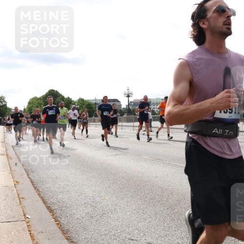 29.06.2025 - hella hamburg halbmarathon Lena Gebhardt http://msf.ph/oto/8273388 29.06.2025 10:20:05 Lombardsbrücke 11028, 1836, 1046, 1069, 1110, 1115, 1154, 1474, 2064, 2357, 2405, 2441, 2918, 3278, 3434, 3678, 3842, 4108, 4110, 4170, 4539, 4562, 4570, 4585, 4614, 4737, 4739, 5251, 5397, 5556, 5659, 5811, 5812, 5831, 5878, 5937, 6796, 6797, 6872, 6874, 7018, 7101, 7137, 7248, 7249, 7519, 7739, 7744, 7808, 7836, 7917, 8025, 8146, 8387, 8427, 8462, 8738, 9136, 9196, 9735, 9873, 10349, 10414, 10550, 10594, 10595, 10622, 10701, 10754, 11028, 11036 meine-sportfotos.de