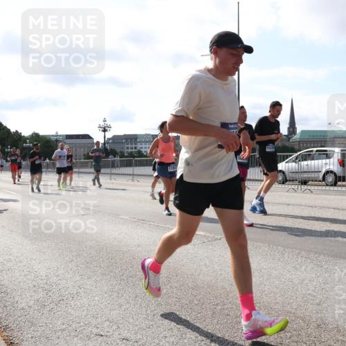 29.06.2025 - hella hamburg halbmarathon Lena Gebhardt http://msf.ph/oto/8273423 29.06.2025 09:57:40 Lombardsbrücke 13750, 1151, 1030, 1086, 1094, 1193, 1320, 1321, 1327, 1422, 1442, 1563, 1870, 2119, 2252, 2444, 2448, 2488, 2595, 2814, 2855, 2946, 3048, 3058, 3096, 3103, 3114, 3698, 3999, 4261, 4299, 4379, 4558, 4986, 5013, 5018, 5021, 5024, 5032, 5305, 5633, 5775, 5820, 5907, 6125, 6355, 6356, 6374, 6569, 6585, 6628, 6720, 6762, 6776, 6795, 6942, 7134, 7221, 7397, 7478, 7594, 7646, 7742, 7930, 7932, 7952, 7973, 7976, 9316, 10191 meine-sportfotos.de