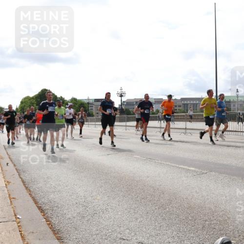 29.06.2025 - hella hamburg halbmarathon Lena Gebhardt http://msf.ph/oto/8273425 29.06.2025 10:20:06 Lombardsbrücke 1110, 1046, 1069, 1110, 1115, 1154, 1474, 2064, 2357, 2405, 2441, 2918, 3278, 3434, 3678, 3842, 4108, 4110, 4170, 4539, 4562, 4570, 4585, 4614, 4737, 4739, 5251, 5397, 5556, 5659, 5811, 5812, 5831, 5878, 5937, 6796, 6797, 6872, 6874, 7018, 7101, 7137, 7248, 7249, 7519, 7739, 7744, 7808, 7836, 7917, 8025, 8146, 8387, 8427, 8462, 8738, 9136, 9196, 9735, 9873, 10041, 10349, 10414, 10550, 10594, 10595, 10622, 10701, 10754, 11028, 11036 meine-sportfotos.de