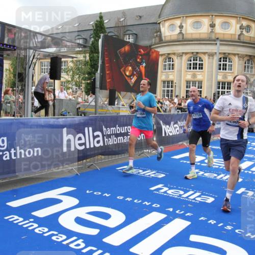 29.06.2025 - hella hamburg halbmarathon Michael Strokosch http://msf.ph/oto/8273442 29.06.2025 10:53:34 Ziel 1030, 1061, 1098, 1499, 1783, 2070, 3399, 5866, 6628, 6629, 11068, 12909, 13912, 15113, 15497, 17710, 18450, 18612 meine-sportfotos.de