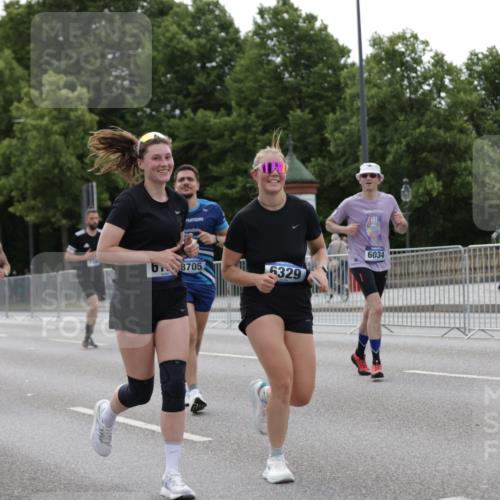 29.06.2025 - hella hamburg halbmarathon Jannik Wohlers http://msf.ph/oto/8273445 29.06.2025 10:34:09 Lombardsbrücke 1025, 2023, 2412, 2510, 2511, 3420, 4540, 5453, 5609, 6034, 6171, 6329, 6571, 6574, 6843, 7386, 7644, 7733, 8705, 9164, 9379, 9448, 9514, 10335, 10674, 11872, 12164, 13311, 13747, 13957, 14918, 15310, 15477, 16238, 16311, 16390, 16682, 16919, 17230, 18158, 18892, 18941 meine-sportfotos.de