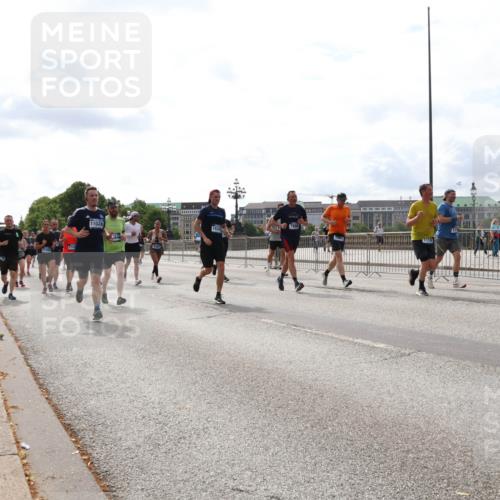 29.06.2025 - hella hamburg halbmarathon Lena Gebhardt http://msf.ph/oto/8273463 29.06.2025 10:20:06 Lombardsbrücke 11028, 110, 1046, 1069, 1110, 1115, 1154, 1474, 2064, 2357, 2405, 2441, 2918, 3278, 3434, 3678, 3842, 4108, 4110, 4170, 4539, 4562, 4570, 4585, 4614, 4737, 4739, 5251, 5397, 5556, 5659, 5811, 5812, 5831, 5878, 5937, 6796, 6797, 6872, 6874, 7018, 7101, 7137, 7248, 7249, 7519, 7739, 7744, 7808, 7836, 7917, 8025, 8146, 8387, 8427, 8462, 8738, 9136, 9196, 9735, 9873, 10041, 10349, 10414, 10550, 10594, 10595, 10622, 10701, 10754, 11028, 11036 meine-sportfotos.de
