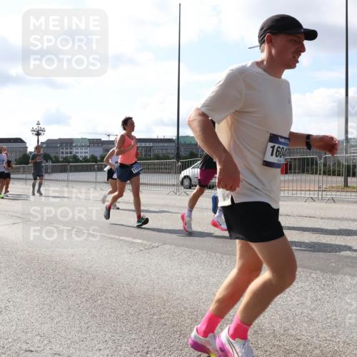 29.06.2025 - hella hamburg halbmarathon Lena Gebhardt http://msf.ph/oto/8273476 29.06.2025 09:57:41 Lombardsbrücke 11512, 1604, 1030, 1086, 1094, 1193, 1320, 1321, 1422, 1442, 1563, 1870, 2119, 2252, 2397, 2444, 2448, 2488, 2595, 2612, 2814, 2855, 2946, 3048, 3058, 3096, 3103, 3114, 3251, 3698, 3999, 4261, 4299, 4379, 4558, 4986, 5013, 5018, 5021, 5024, 5032, 5305, 5633, 5775, 5820, 5907, 6125, 6355, 6356, 6374, 6569, 6585, 6628, 6720, 6762, 6776, 6795, 6942, 7134, 7221, 7397, 7478, 7594, 7646, 7742, 7930, 7932, 7952, 7973, 7976, 9316, 10191 meine-sportfotos.de