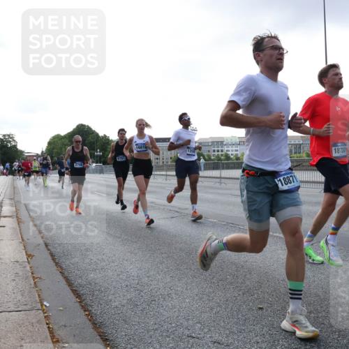 29.06.2025 - hella hamburg halbmarathon Lena Gebhardt http://msf.ph/oto/8273491 29.06.2025 09:45:05 Lombardsbrücke 6781, 16818, 125, 18871, 18737, 1065, 1758, 1827, 2021, 2746, 3201, 3845, 4050, 4678, 5070, 5269, 5367, 6619, 6781, 7272, 7349, 8473, 8731, 9137, 9381, 10156, 10171, 10486, 10848, 11169, 12049, 12287, 12337, 12369, 12595, 12900, 13838, 13956, 14140, 14164, 14289, 15268, 15583, 15672, 15880, 15883, 16157, 16377, 16508, 16713, 16736, 16818, 17354, 17428, 18567 meine-sportfotos.de