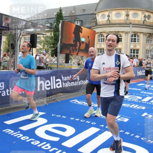 29.06.2025 - hella hamburg halbmarathon Michael Strokosch http://msf.ph/oto/8273524 29.06.2025 10:53:35 Ziel 1030, 1061, 1098, 1499, 1783, 2070, 3399, 5866, 6628, 11068, 12909, 13912, 15113, 15497, 15856, 17710, 18450, 18612 meine-sportfotos.de