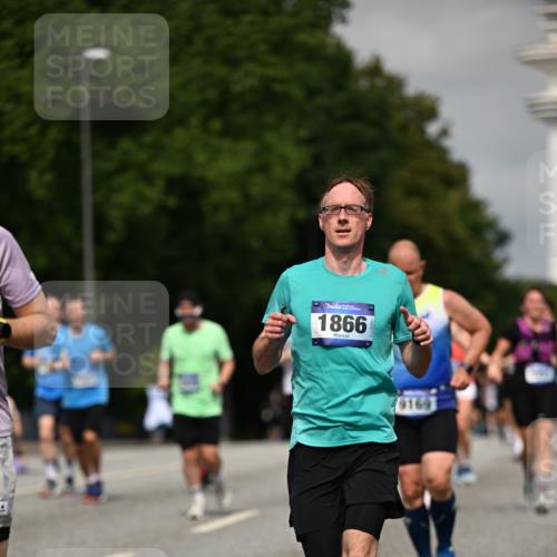 29.06.2025 - hella hamburg halbmarathon Dr. Thomas Lammeyer http://msf.ph/oto/8273585 29.06.2025 10:15:24 Kennedybrücke 1166, 1531, 1866, 1992, 4227, 5254, 5379, 5990, 5991, 7571, 9169, 9191, 10372, 10428, 11321 meine-sportfotos.de