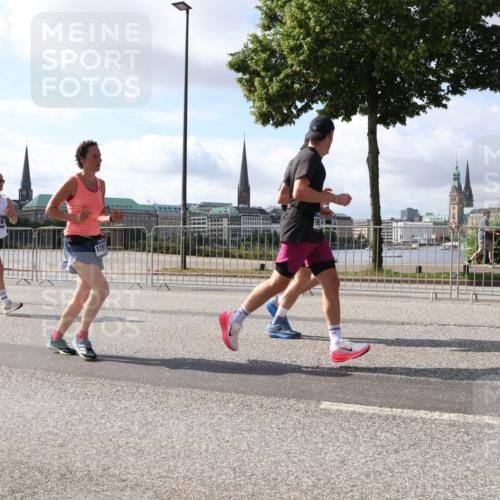 29.06.2025 - hella hamburg halbmarathon Lena Gebhardt http://msf.ph/oto/8273634 29.06.2025 09:57:42 Lombardsbrücke 9739, 1030, 1086, 1094, 1193, 1320, 1321, 1422, 1442, 1563, 1870, 2119, 2252, 2397, 2444, 2448, 2488, 2595, 2612, 2814, 2855, 2946, 3048, 3058, 3096, 3103, 3114, 3251, 3698, 3999, 4261, 4299, 4379, 4558, 4986, 5013, 5018, 5021, 5024, 5032, 5305, 5633, 5775, 5820, 5907, 6125, 6355, 6356, 6374, 6569, 6580, 6585, 6628, 6720, 6762, 6776, 6795, 6942, 7134, 7221, 7397, 7478, 7594, 7646, 7742, 7930, 7932, 7952, 7973, 7976, 9316, 10191 meine-sportfotos.de