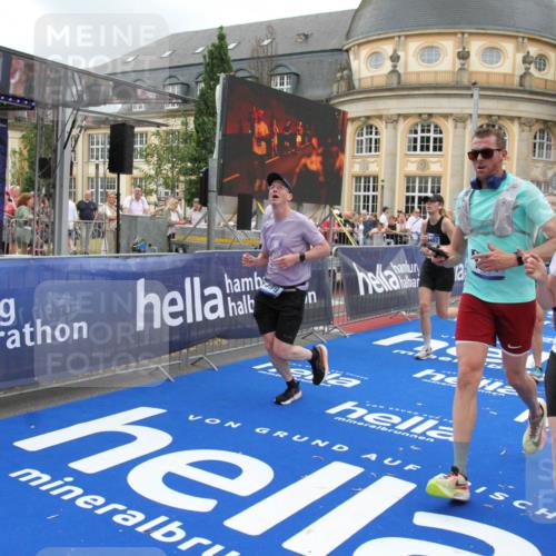 29.06.2025 - hella hamburg halbmarathon Michael Strokosch http://msf.ph/oto/8273636 29.06.2025 10:53:36 Ziel 1030, 1061, 1098, 1499, 1502, 1783, 2070, 3399, 5866, 6628, 6762, 10549, 11068, 12909, 13912, 15113, 15497, 15856, 17710, 18450, 18612, 18666 meine-sportfotos.de