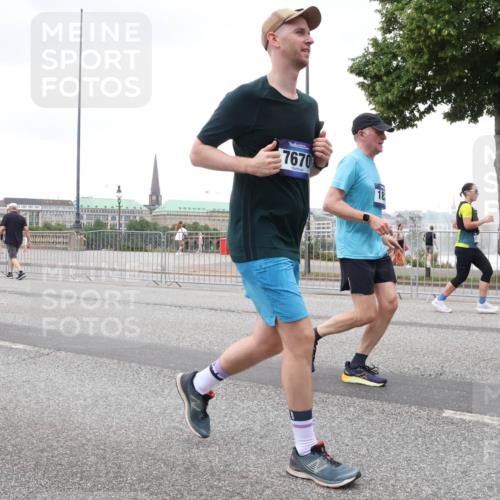 29.06.2025 - hella hamburg halbmarathon Lena Gebhardt http://msf.ph/oto/8273662 29.06.2025 10:54:29 Lombardsbrücke 8867, 9203, 7670, 18, 1198, 1263, 1762, 1779, 1822, 1949, 2084, 2244, 2532, 2586, 2600, 2761, 3187, 3188, 3364, 3465, 3467, 3761, 3795, 3857, 4323, 4685, 4720, 4838, 4971, 5157, 5185, 5216, 5309, 5514, 5804, 5817, 5882, 5898, 5933, 5993, 6023, 6279, 6468, 6583, 6982, 6987, 6988, 7498, 7670, 7874, 7946, 7986, 8012, 8801, 8803, 8867, 9130, 9138, 9203, 9521, 10207, 10331, 10471, 11033, 11287, 11354, 11567, 11569, 11785, 12268, 12270, 12930, 13272 meine-sportfotos.de