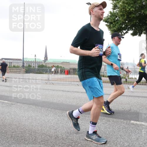 29.06.2025 - hella hamburg halbmarathon Lena Gebhardt http://msf.ph/oto/8273707 29.06.2025 10:54:29 Lombardsbrücke 8867, 9203, 57, 182, 1198, 1263, 1762, 1779, 1822, 1949, 2084, 2244, 2532, 2586, 2600, 2761, 3187, 3188, 3364, 3465, 3467, 3761, 3795, 3857, 4323, 4685, 4720, 4838, 4971, 5157, 5185, 5216, 5309, 5514, 5804, 5817, 5882, 5898, 5933, 5993, 6023, 6279, 6468, 6583, 6982, 6987, 6988, 7498, 7670, 7874, 7946, 7986, 8012, 8801, 8803, 8867, 9130, 9138, 9203, 9521, 10207, 10331, 10471, 11033, 11287, 11354, 11567, 11569, 11785, 12268, 12270, 12930, 13272 meine-sportfotos.de