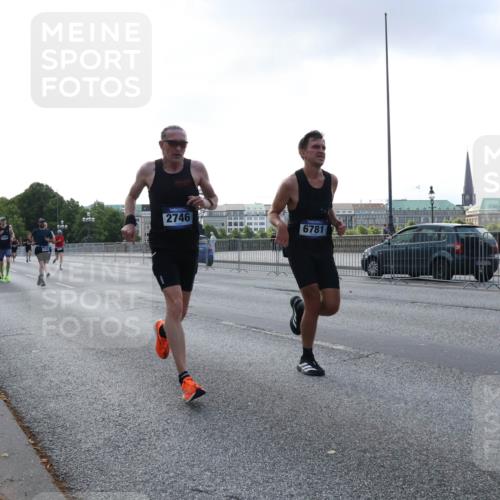 29.06.2025 - hella hamburg halbmarathon Lena Gebhardt http://msf.ph/oto/8273720 29.06.2025 09:45:07 Lombardsbrücke 2746, 6781, 1758, 1827, 1990, 2021, 2746, 3043, 3201, 3845, 4050, 4678, 5070, 5269, 5328, 5367, 5746, 6619, 6781, 7272, 7651, 7723, 8209, 8473, 8731, 8883, 9137, 9381, 10156, 10171, 10486, 10848, 11169, 11413, 12049, 12287, 12337, 12595, 12900, 13838, 13956, 14140, 14164, 14289, 15268, 15583, 15672, 15883, 16157, 16377, 16508, 16713, 16736, 16818, 17428, 18567 meine-sportfotos.de