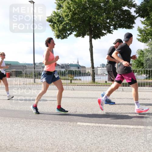 29.06.2025 - hella hamburg halbmarathon Lena Gebhardt http://msf.ph/oto/8273723 29.06.2025 09:57:42 Lombardsbrücke 1030, 1086, 1094, 1193, 1320, 1321, 1422, 1442, 1563, 1870, 2119, 2252, 2397, 2444, 2448, 2488, 2595, 2612, 2814, 2855, 2946, 3048, 3058, 3096, 3103, 3114, 3251, 3698, 3999, 4261, 4299, 4379, 4558, 4986, 5013, 5018, 5021, 5024, 5032, 5305, 5633, 5775, 5820, 5907, 6125, 6355, 6356, 6374, 6569, 6580, 6585, 6628, 6720, 6762, 6776, 6795, 6942, 7134, 7221, 7397, 7478, 7594, 7646, 7742, 7930, 7932, 7952, 7973, 7976, 9316, 10191 meine-sportfotos.de