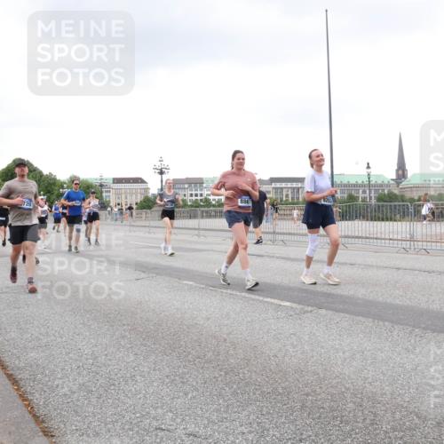 29.06.2025 - hella hamburg halbmarathon Lena Gebhardt http://msf.ph/oto/8273792 29.06.2025 10:54:29 Lombardsbrücke 8867, 720, 92037, 1198, 1263, 1762, 1779, 1822, 1949, 2084, 2244, 2532, 2586, 2600, 2761, 3187, 3188, 3364, 3465, 3467, 3761, 3795, 3857, 4323, 4685, 4720, 4838, 4971, 5157, 5185, 5216, 5309, 5514, 5804, 5817, 5882, 5898, 5933, 5993, 6023, 6279, 6468, 6583, 6982, 6987, 6988, 7498, 7670, 7874, 7946, 7986, 8012, 8801, 8803, 8867, 9130, 9138, 9203, 9521, 10207, 10331, 10471, 11033, 11287, 11354, 11567, 11569, 11785, 12268, 12270, 12930, 13272 meine-sportfotos.de