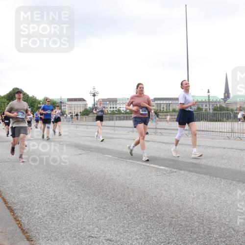 29.06.2025 - hella hamburg halbmarathon Lena Gebhardt http://msf.ph/oto/8273816 29.06.2025 10:54:30 Lombardsbrücke 4720, 9130, 8867, 1198, 1263, 1762, 1779, 1822, 1949, 2084, 2244, 2532, 2586, 2600, 2632, 2761, 3187, 3188, 3364, 3465, 3467, 3761, 3795, 3857, 4323, 4685, 4720, 4838, 4971, 5157, 5185, 5216, 5309, 5514, 5804, 5817, 5882, 5933, 5993, 6023, 6279, 6468, 6583, 6982, 6987, 6988, 7498, 7670, 7874, 7946, 7986, 8012, 8801, 8803, 8867, 9130, 9138, 9203, 9521, 10207, 10331, 10471, 11033, 11287, 11354, 11567, 11569, 11785, 12268, 12270, 12930, 13272 meine-sportfotos.de