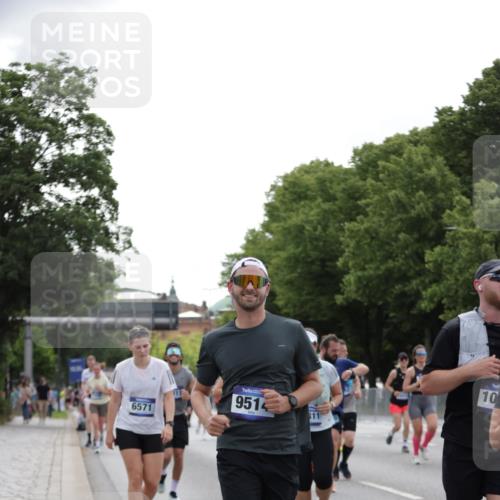 29.06.2025 - hella hamburg halbmarathon Jannik Wohlers http://msf.ph/oto/8273866 29.06.2025 10:34:15 Lombardsbrücke 1025, 2023, 3130, 3420, 4540, 5453, 6034, 6171, 6329, 6843, 7020, 7386, 7644, 7733, 8705, 9122, 9164, 9448, 9514, 10335, 10674, 11122, 11245, 12164, 12382, 13311, 13416, 13471, 13473, 14273, 15310, 15380, 15477, 16238, 16311, 16390, 16682, 17412, 18158, 18892 meine-sportfotos.de