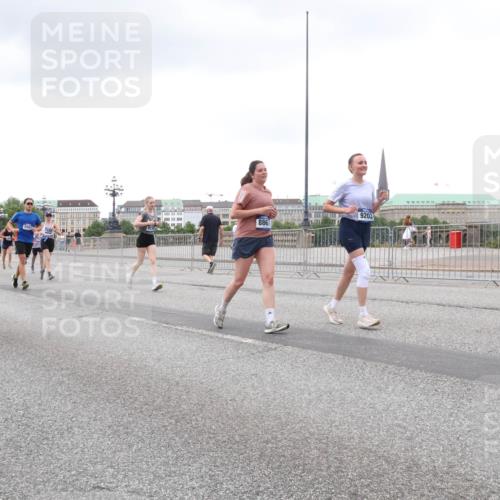 29.06.2025 - hella hamburg halbmarathon Lena Gebhardt http://msf.ph/oto/8273894 29.06.2025 10:54:30 Lombardsbrücke 4720, 8867, 9203, 1198, 1263, 1762, 1779, 1822, 1949, 2084, 2244, 2532, 2586, 2600, 2632, 2761, 3187, 3188, 3364, 3465, 3467, 3761, 3795, 3857, 4323, 4685, 4720, 4838, 4971, 5157, 5185, 5216, 5309, 5514, 5804, 5817, 5882, 5933, 5993, 6023, 6279, 6468, 6583, 6982, 6987, 6988, 7498, 7670, 7874, 7946, 7986, 8012, 8801, 8803, 8867, 9130, 9138, 9203, 9521, 10207, 10331, 10471, 11033, 11287, 11354, 11567, 11569, 11785, 12268, 12270, 12930, 13272 meine-sportfotos.de