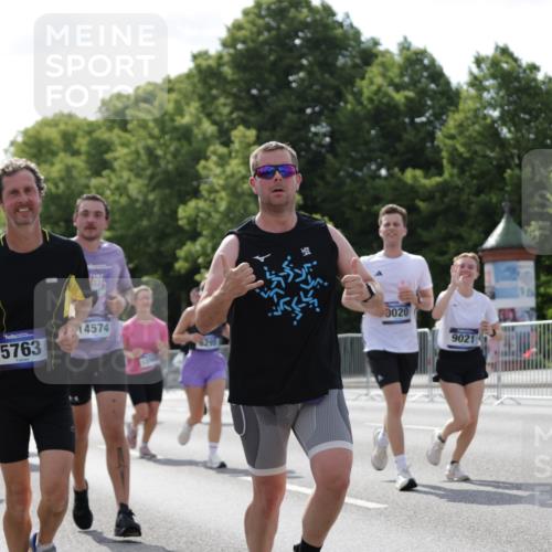 29.06.2025 - hella hamburg halbmarathon Jannik Wohlers http://msf.ph/oto/8273934 29.06.2025 10:01:53 Lombardsbrücke 1128, 1254, 1432, 1453, 2142, 2322, 2323, 3169, 3976, 4066, 4985, 5763, 6166, 6295, 6322, 6708, 6860, 7031, 7223, 7243, 7323, 9020, 9021, 9156, 9353, 9928, 10866, 11191, 11554, 11670, 11871, 11938, 12315, 12316, 12491, 12837, 13868, 14574, 14838, 15008, 15901, 16067, 16614, 16634, 16723, 17533, 17836, 18128, 18130, 18240, 19162, 19240 meine-sportfotos.de