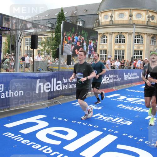 29.06.2025 - hella hamburg halbmarathon Michael Strokosch http://msf.ph/oto/8273944 29.06.2025 10:53:38 Ziel 1030, 1061, 1098, 1499, 1502, 1783, 2070, 2630, 3399, 3819, 5866, 6628, 6762, 10549, 12632, 13865, 15061, 15113, 15497, 15856, 17710, 18450, 18612, 18666, 18715 meine-sportfotos.de