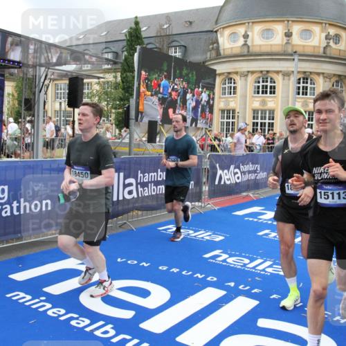 29.06.2025 - hella hamburg halbmarathon Michael Strokosch http://msf.ph/oto/8274046 29.06.2025 10:53:38 Ziel 1030, 1061, 1098, 1499, 1502, 1783, 2070, 2630, 3399, 3819, 5866, 6628, 6762, 10549, 12632, 13865, 15061, 15113, 15497, 15856, 17710, 18450, 18612, 18666, 18715 meine-sportfotos.de