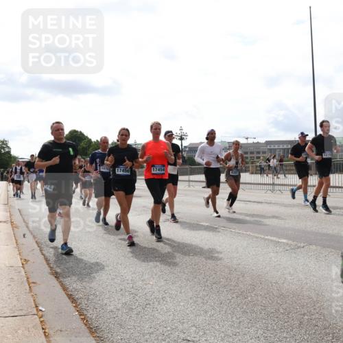 29.06.2025 - hella hamburg halbmarathon Lena Gebhardt http://msf.ph/oto/8274054 29.06.2025 10:20:08 Lombardsbrücke 2025, 1070117456, 17454, 8387, 13192, 000, 1046, 1069, 1110, 1115, 1154, 1474, 2064, 2357, 2405, 2478, 2918, 3278, 3434, 3842, 4170, 4539, 4562, 4570, 4585, 4614, 4737, 4739, 5251, 5397, 5556, 5659, 5811, 5812, 5831, 5878, 5937, 6796, 6797, 6872, 6874, 7018, 7101, 7131, 7137, 7248, 7249, 7519, 7739, 7744, 7808, 7836, 7917, 8025, 8146, 8387, 8427, 8462, 8738, 9136, 9196, 9735, 9873, 10041, 10349, 10414, 10550, 10594, 10595, 10622, 10701, 10754, 11028, 11036 meine-sportfotos.de