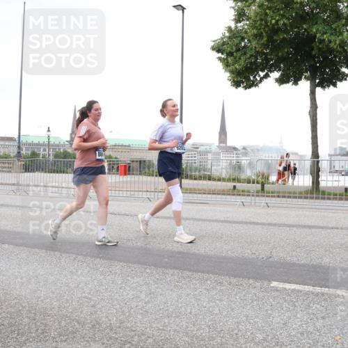 29.06.2025 - hella hamburg halbmarathon Lena Gebhardt http://msf.ph/oto/8274066 29.06.2025 10:54:31 Lombardsbrücke 9203, 886, 1198, 1263, 1762, 1779, 1822, 1949, 2084, 2244, 2532, 2566, 2586, 2600, 2632, 2761, 3187, 3188, 3364, 3465, 3761, 3795, 3857, 4323, 4685, 4720, 4838, 4971, 5157, 5185, 5216, 5309, 5500, 5514, 5804, 5817, 5882, 5933, 5993, 6023, 6279, 6468, 6583, 6982, 6987, 6988, 7498, 7670, 7874, 7946, 7986, 8012, 8186, 8801, 8803, 8867, 9130, 9138, 9203, 9521, 10207, 10331, 10471, 11033, 11226, 11287, 11354, 11567, 11569, 11785, 12268, 12270, 12930, 13272, 13283 meine-sportfotos.de