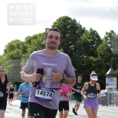 29.06.2025 - hella hamburg halbmarathon Jannik Wohlers http://msf.ph/oto/8274096 29.06.2025 10:01:55 Lombardsbrücke 1128, 1254, 1432, 1733, 2142, 2322, 2323, 2712, 3169, 3780, 3976, 4066, 4985, 5763, 6166, 6295, 6322, 6708, 6860, 7031, 7049, 7223, 7323, 7869, 9020, 9021, 9131, 9156, 9353, 10866, 11191, 11554, 11670, 11871, 11938, 12315, 12316, 12491, 12978, 13868, 13932, 14574, 14838, 15008, 15291, 15901, 16067, 16634, 16723, 17533, 17836, 18128, 18130, 18240, 18624, 19162, 19240 meine-sportfotos.de