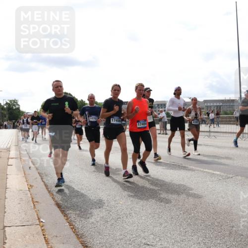 29.06.2025 - hella hamburg halbmarathon Lena Gebhardt http://msf.ph/oto/8274103 29.06.2025 10:20:09 Lombardsbrücke 2025, 10701, 17456, 17454, 8387, 814, 1046, 1069, 1110, 1115, 1154, 1474, 2064, 2405, 2478, 2918, 3278, 3434, 3842, 4154, 4170, 4539, 4585, 4614, 4737, 4739, 5251, 5397, 5556, 5659, 5811, 5812, 5831, 5878, 5937, 6796, 6797, 6872, 6874, 7018, 7101, 7131, 7137, 7248, 7249, 7519, 7739, 7744, 7808, 7917, 8025, 8146, 8387, 8427, 8462, 8738, 9136, 9196, 9735, 9873, 10041, 10349, 10414, 10550, 10594, 10595, 10622, 10701, 10754, 11028, 11036, 11835 meine-sportfotos.de