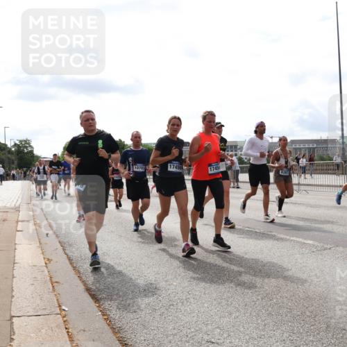 29.06.2025 - hella hamburg halbmarathon Lena Gebhardt http://msf.ph/oto/8274134 29.06.2025 10:20:09 Lombardsbrücke 2025, 10701, 17456, 17454, 8387, 1046, 1069, 1110, 1115, 1154, 1474, 2064, 2405, 2478, 2918, 3278, 3434, 3842, 4154, 4170, 4539, 4585, 4614, 4737, 4739, 5251, 5397, 5556, 5659, 5811, 5812, 5831, 5878, 5937, 6796, 6797, 6872, 6874, 7018, 7101, 7131, 7137, 7248, 7249, 7519, 7739, 7744, 7808, 7917, 8025, 8146, 8387, 8427, 8462, 8738, 9136, 9196, 9735, 9873, 10041, 10349, 10414, 10550, 10594, 10595, 10622, 10701, 10754, 11028, 11036, 11835 meine-sportfotos.de